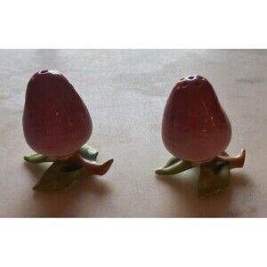 VTG Strawberries Ceramic Salt & Pepper Shakers Screw Leaf Bottom ~ Japan B 18#4